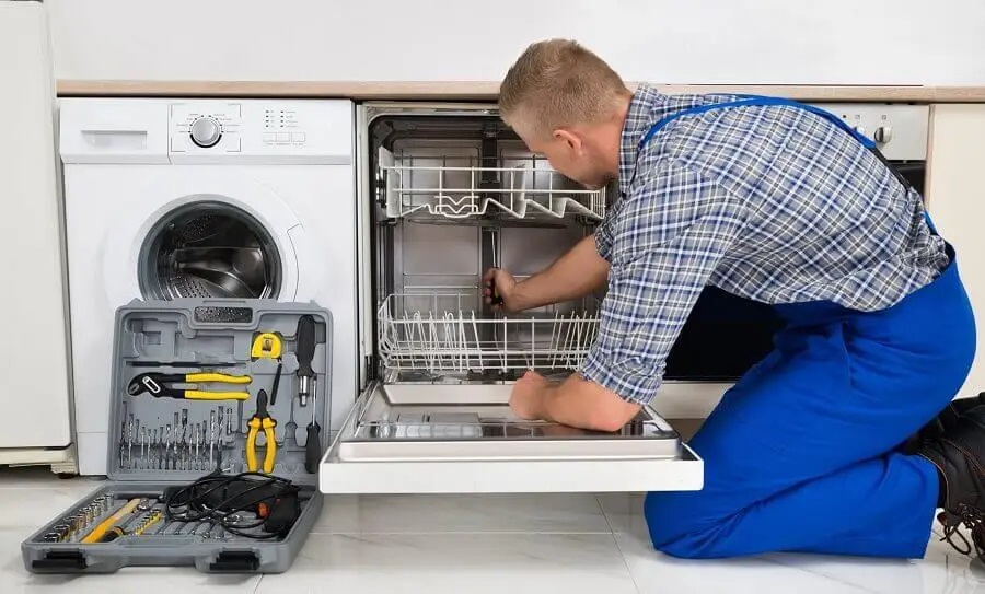 İzmit Protherm servisi teknisyen ekibi beyaz eşya tamiri yaparken